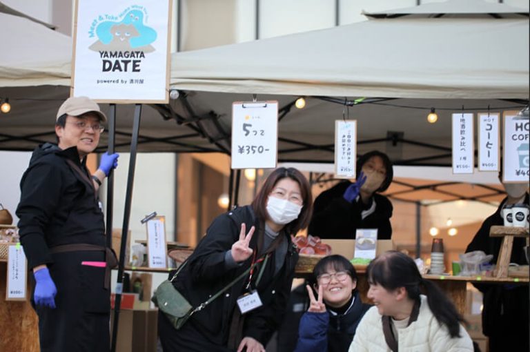 ブース前、清川屋スタッフたちで記念撮影