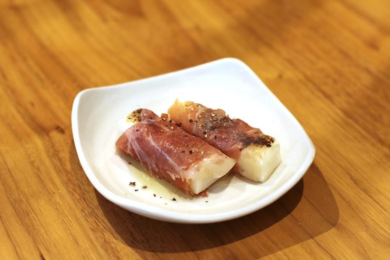 奥田政行シェフ直伝！美味♪お餅の生ハム巻きの作り方｜清川屋