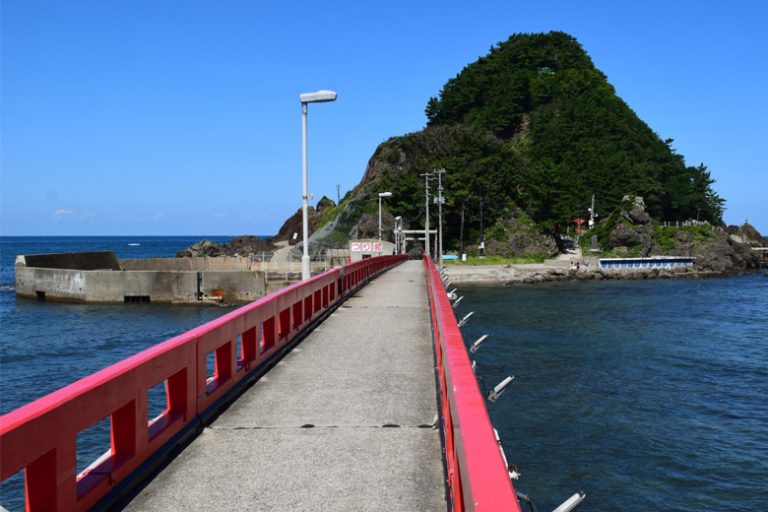 おすすめスポット①：由良海岸のシンボル島「白山島」